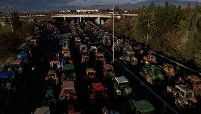 Гръцки земеделци с техника затвориха пътя към България