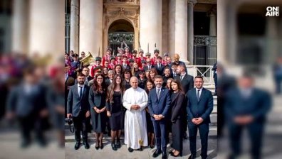 Папа Лъв XIV получи уникална икона от български ученици