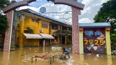 Рекордните валежи и наводнения във Виетнам взеха 13 жертви и потопиха домове