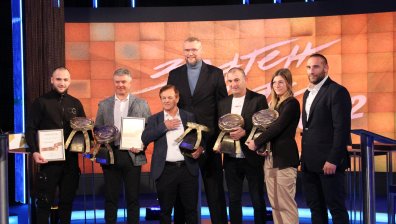  Пенчо Дочев и Ия Костова получиха големите награди &bdquo;Златен пояс&ldquo; за най-добри спортисти в бойните спортове за 2022 г.