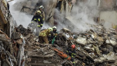 Търсят още оцелели в Днипро, Украйна разширява санкциите срещу руснаци