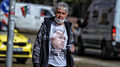 Агитки на Борисов и Радев протестираха една срещу друга пред президентството