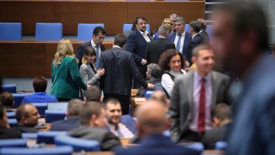 Депутатите решиха на първо четене: Минималната заплата става 933 лв.