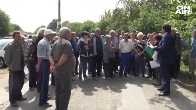 В знак на протест: Жители на пловдивското Церетелево блокираха път, пети месец нямат вода