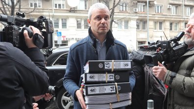 "Възраждане" внесе подписите от референдума за запазването на българския лев