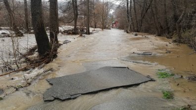 Жителите на Бов трето денонощие са без ток, отнесени са улици край Своге