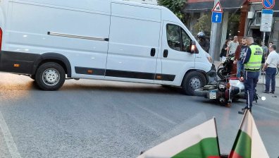 Мотор и бус катастрофираха в центъра на София, жена е откарана в болница