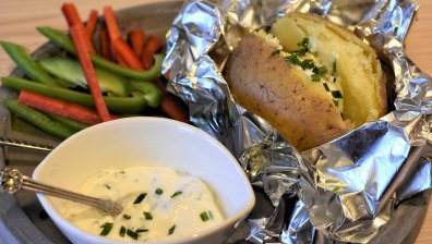 Рецепта за печени картофи със сос от сметана и лук