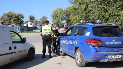 Намериха пари, списъци, лични карти при обиски и арести в страната за купен вот