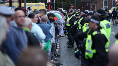 Ранени полицаи при нови сблъсъци в Англия заради ужаса в Саутпорт