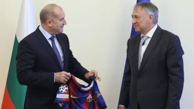 Радев обсъди с "Барселона" приятелски мач с България и сътрудничество във футбола