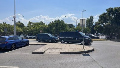 "Имам среща с бухалките": Божков кацна в София и го задържаха