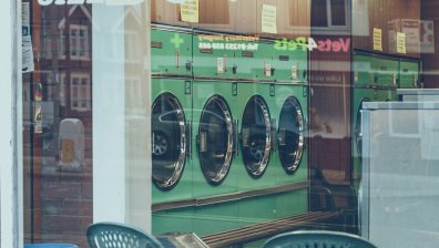 Как домакинствата замърсяват океаните с пластмаса, докато перат дрехи в пералня