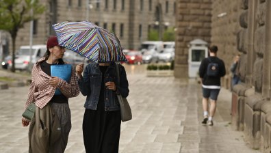 Времето днес: Дъжд с гръмотевици и условия за градушки на много места в страната