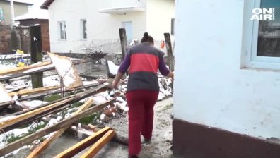 Снегът ужасява останалите без покриви хора във Врачанско
