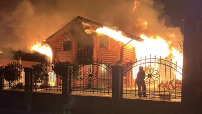 Горят две къщи за гости в село Орешак (+СНИМКИ)