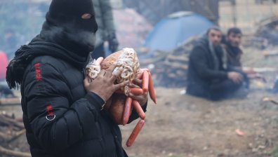 Глад и студ: Хиляди мигранти все още чакат на границата между Полша и Беларус