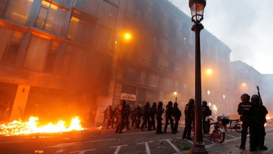 Цяла Каталуния е блокирана от протести, нови сблъсъци с полицаи