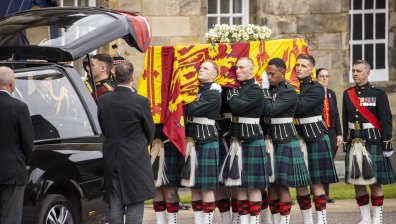 Сълзи и цветя посрещнаха тленните останки на Елизабет II в Единбург