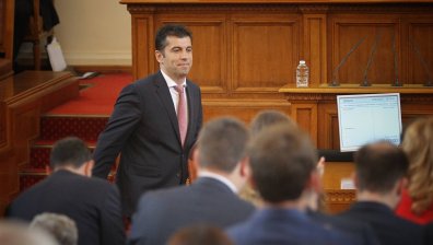 На фона на протести: Кабинетът "Петков" ще преодолее вота на недоверие?