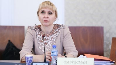 Омбудсманът призова да върнат безплатните тестове и Ковид добавките за медиците на първа линия