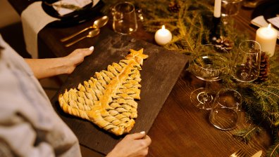 Ето как да си приготвим коледна елха с бутер тесто и песто