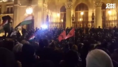 Стотици демонстранти се събраха на протест в Будапеща