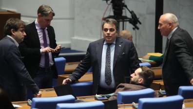 Скандали и ултиматуми в парламента: Кой краде и кой спасява държавата?