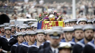 Погребението на кралицата няма равно по мащаб за последните 60 години - гайди, военни...