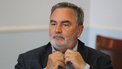 Нови мерки: Ограничения за заведенията, учениците минават на ротационно обучение