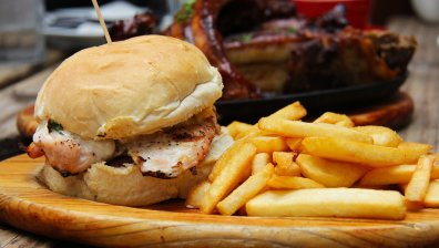 Изследване: Зърнените закуски, чипсът и бургерите причиняват рак