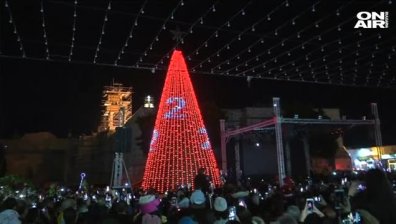 Коледната атмосфера завладя света