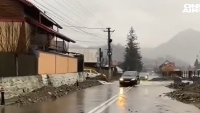 Тежко наводнение в Румъния, има сериозни щети (+ВИДЕО)