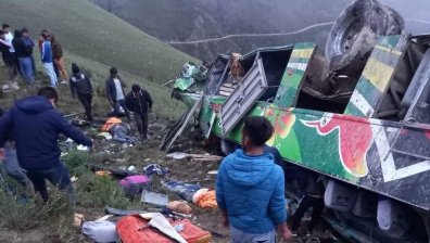 Автобус падна в пропаст в Перу, четирима туристи загинаха