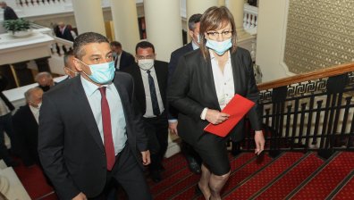 Нинова: В законите се залагат корупционни интереси на олигарси