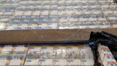 Спипаха 33 970 кутии контрабандни цигари в тайник на товарен автомобил