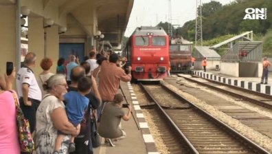 "Ориент експрес" пристигна в Русе: Малки и големи се снимаха с легендарната композиция