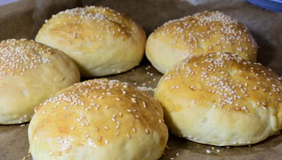 Рецепта за вкусни хлебчета с чесън, магданоз и моцарела