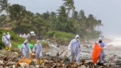 Девети ден в Шри Ланка гори контейнеровоз, превозващ химикали (+ВИДЕО)