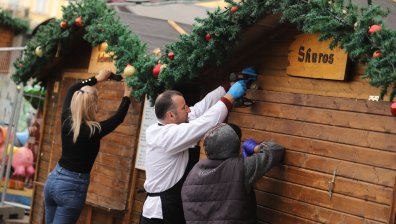 С акробатика и огнено шоу коледният дух пристигна на базар в София
