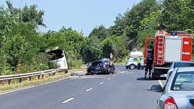 Тежка катастрофа между кола и пътнически автобус на Е-79, 82-годишен шофьор загина