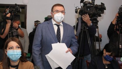 Задържаха младежи, опитали да замерят министър Ангелов с яйца 