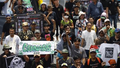 В Тайланд протестираха под премиерския прозорец срещу забраната на марихуана