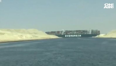 Огромен танкер заседна в Суецкия канал и го блокира