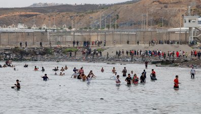 Очевидци разказаха за хаоса в Сеута: "Видяхме хора да плуват и да се катерят по стената"