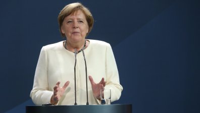 Разследват за шпионаж служител от обкръжението на Меркел