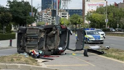 Тежка катастрофа в София: Кола се преобърна, има пострадала жена