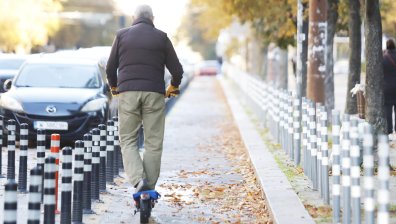 Кола блъсна и счупи ръцете на 45-годишен мъж на тротинетка във Варна