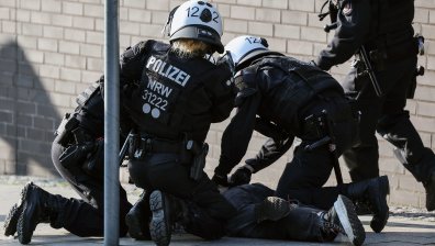 Въоръжен с ножове мъж е застрелян в Германия