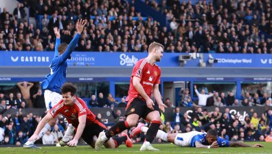 "Манчестър Юнайтед" възкръсна от 0:2, но стигна само до точка срещу "Евертън"